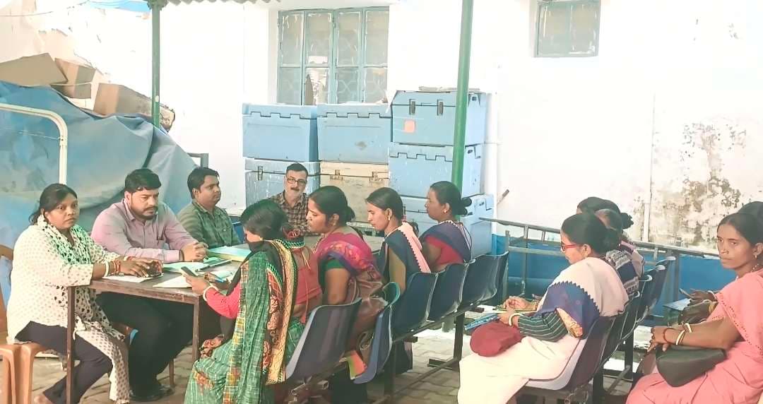 आशा दिवस, आशा की बैठक में स्वास्थ्य योजनाओं पर चर्चा