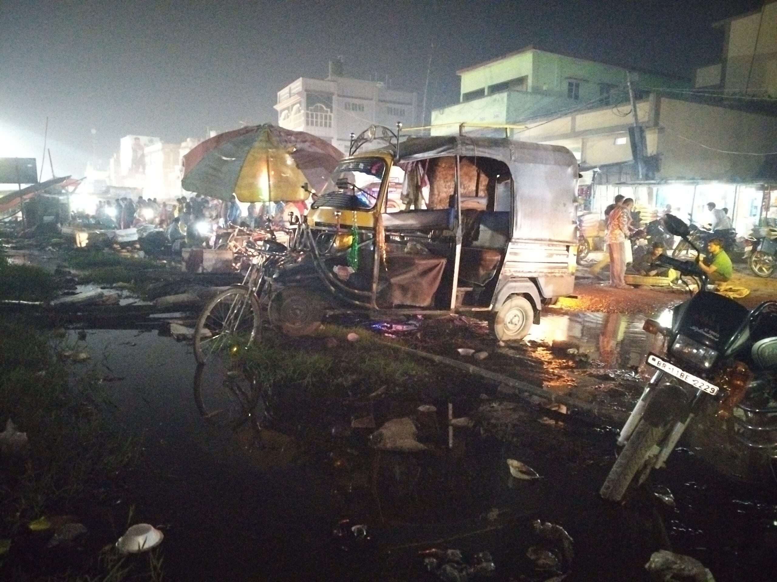 नाली में जमा गंदा पानी से बीमारी फैलने का खतरा