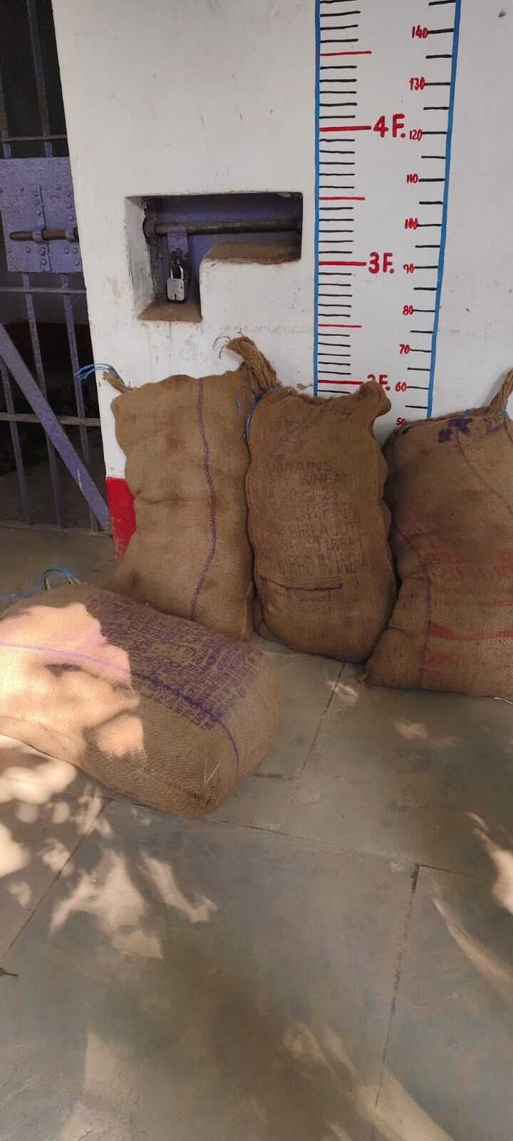 ऑटो से 320 लीटर देसी शराब पुलिस ने की बरामद