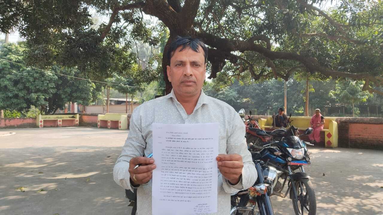 पीड़ित ने कोढ़ा थाना में की सरपंच पति की शिकायत