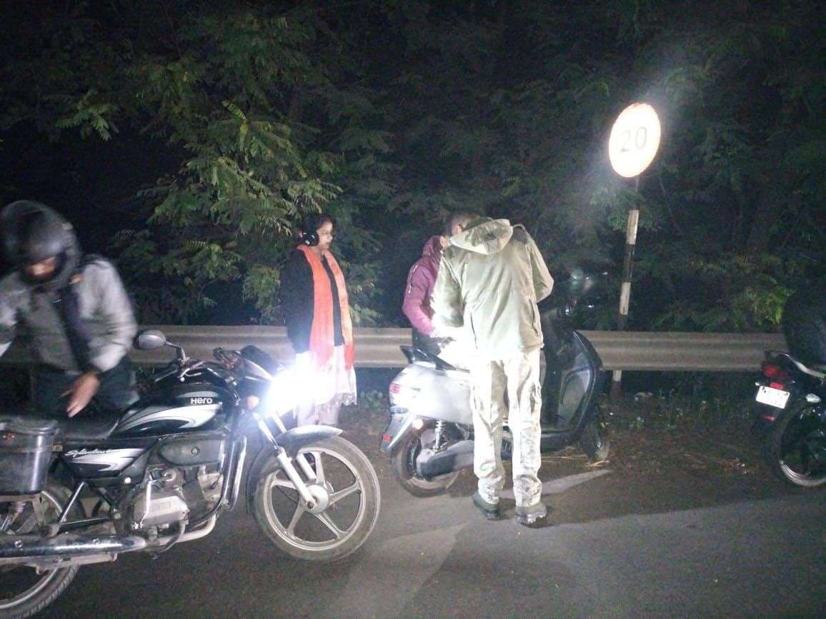 Dhanbad News: रात में छापेमारी, कई संदिग्ध हिरासत में