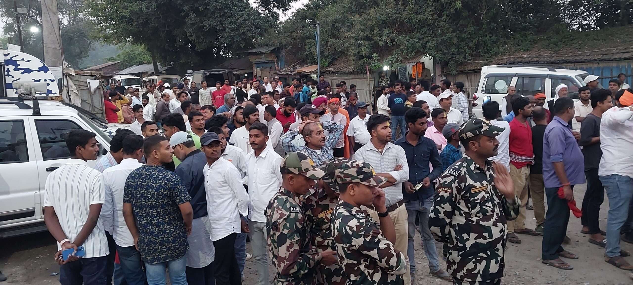 जीते प्रत्याशी को माला पहनाने लगी रही समर्थकों की कतार