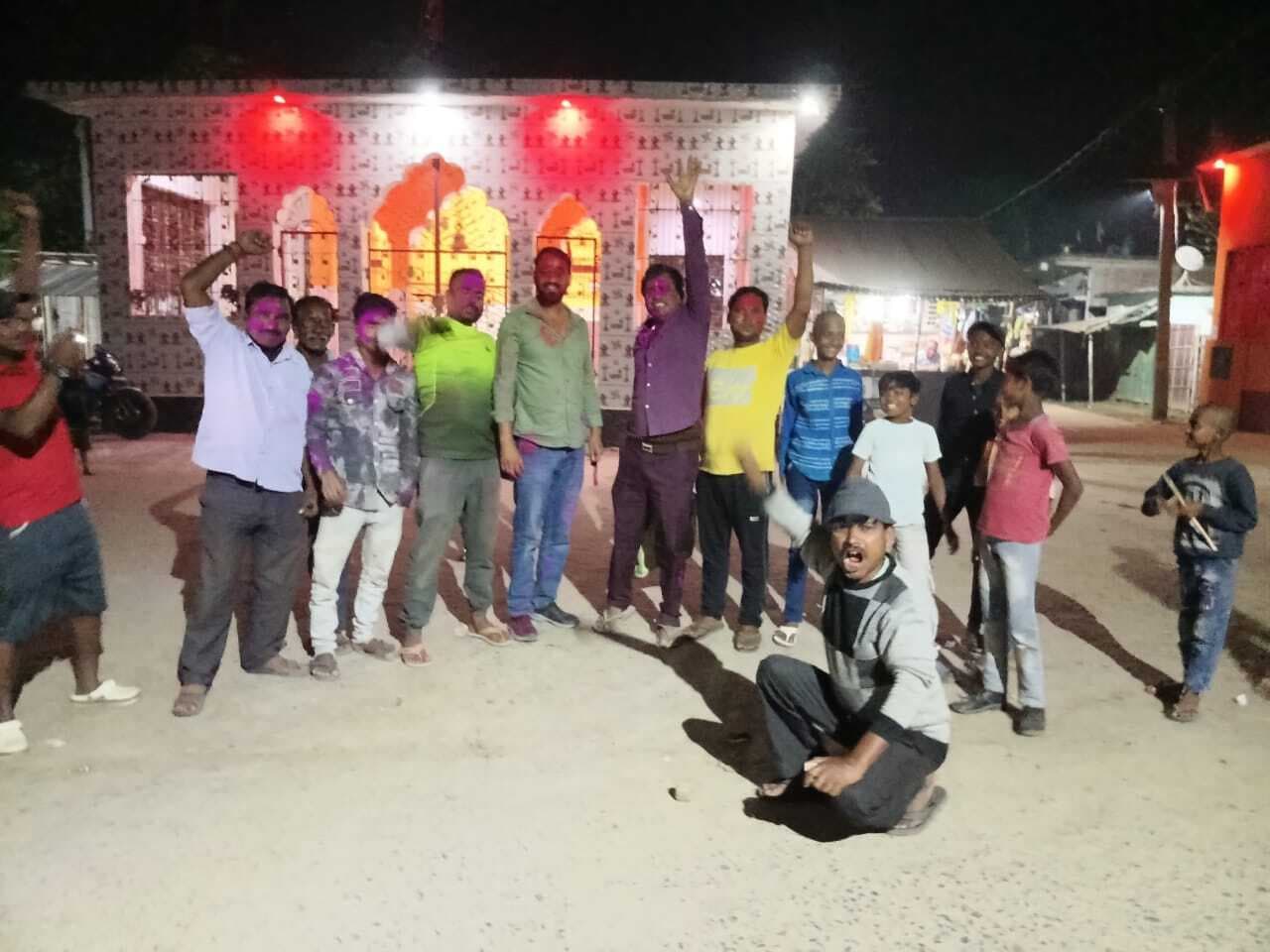 भाजपा उम्मीदवार की जीत पर अबीर गुलाल लगाकर मनाया जश्न