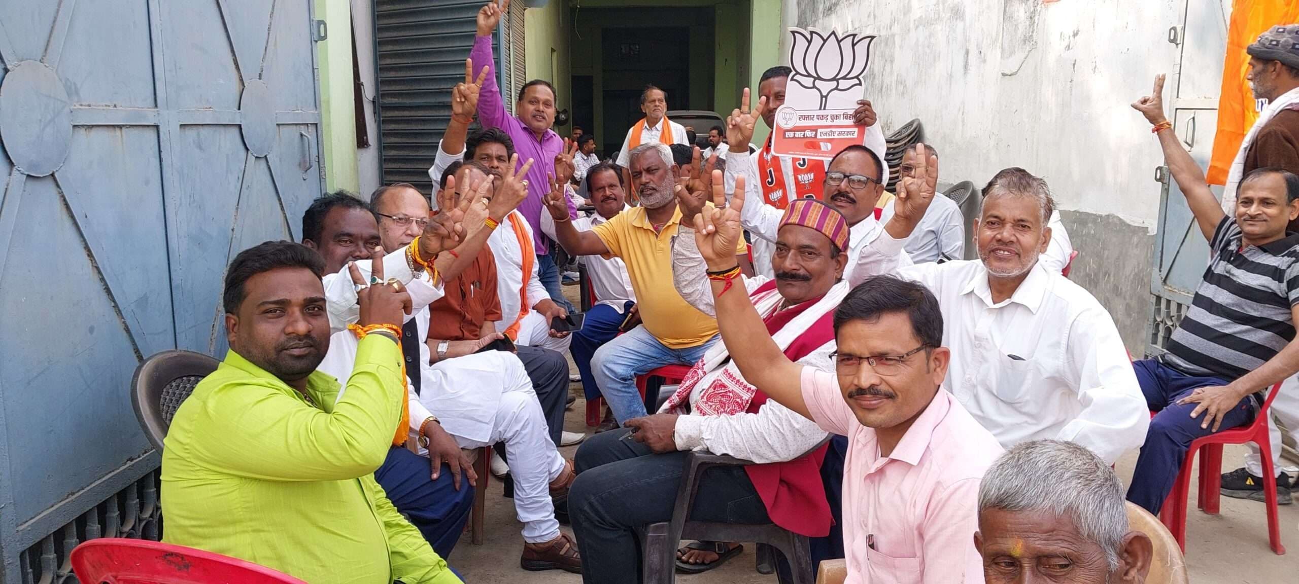 मतगणना केंद्र के बाहर प्रत्याशियों के समर्थकों का रहा जमघट