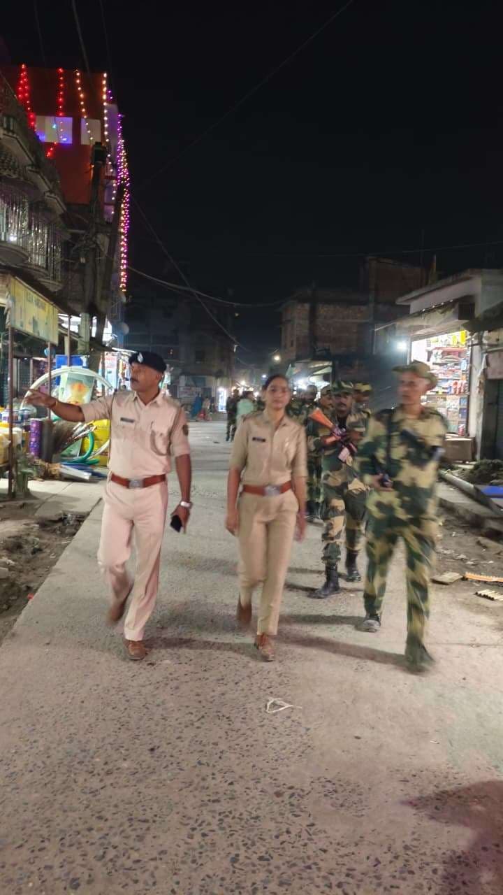 मतगणना को लेकर पुलिस ने पैरामिलिट्री फोर्स के साथ निकाला फ्लैग मार्च