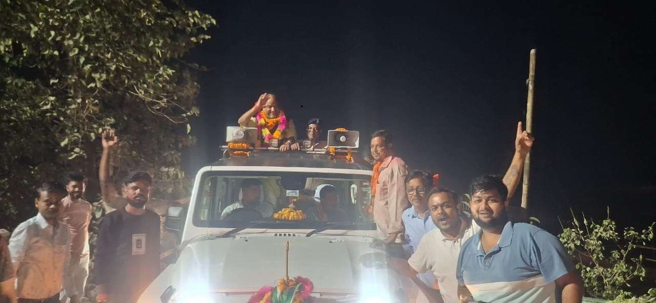 ठाकुरगंज में निकाला गया विजयी जुलूस, बड़ी संख्या में लोगों ने लिया भाग