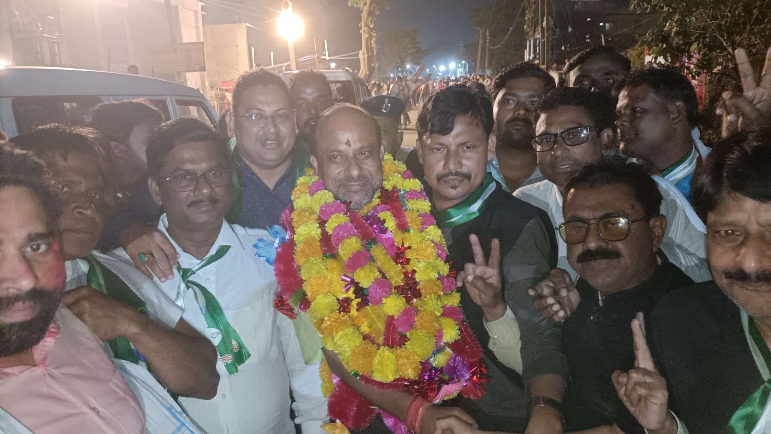 बीस साल का वनवास हुआ खत्म,गोपाल दूसरी बार बने ठाकुरगंज से विधायक