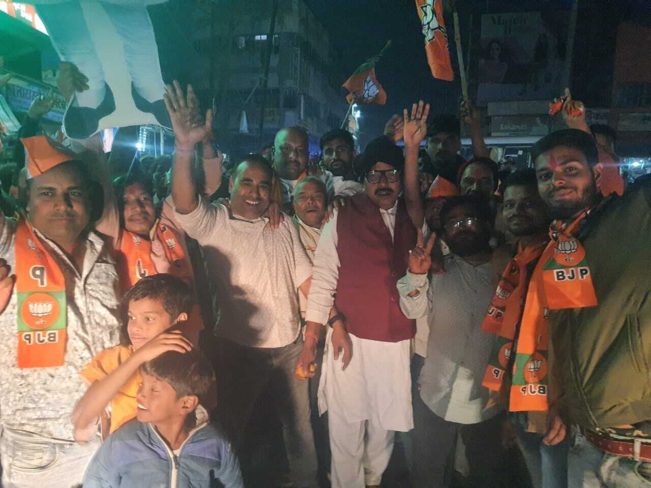 कटोरिया चौक पर एनडीए नेताओं व कार्यकर्ताओं ने मनाया जश्न