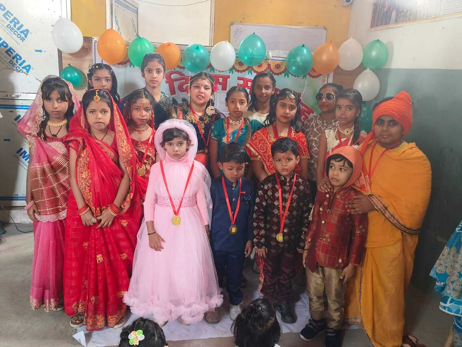 बाल दिवस पर बच्चों के बीच हुई प्रतियोगिता, सफल बच्चों को किया गया पुरस्कृत