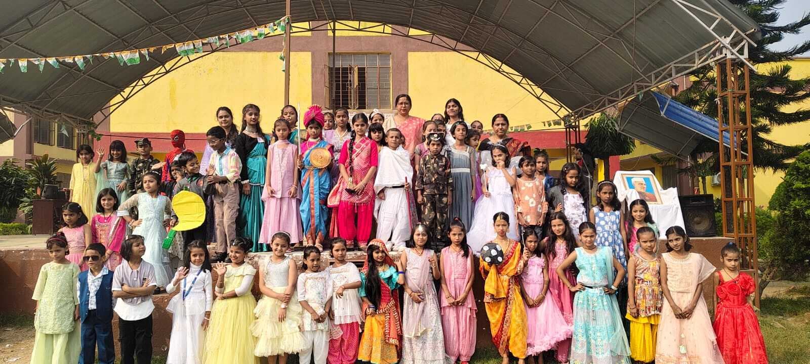 बच्चों ने फैंसी ड्रेस, समूह नृत्य समेत अन्य रंगारंग प्रस्तुतियां दी