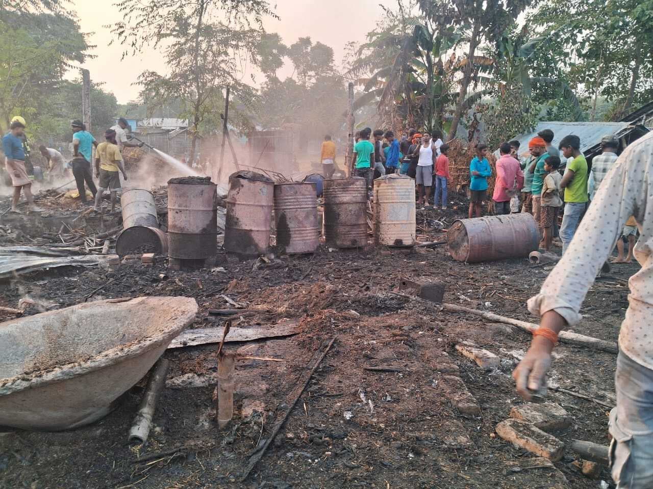 चूल्हे की चिंगारी से लगी आग, सात घर जले