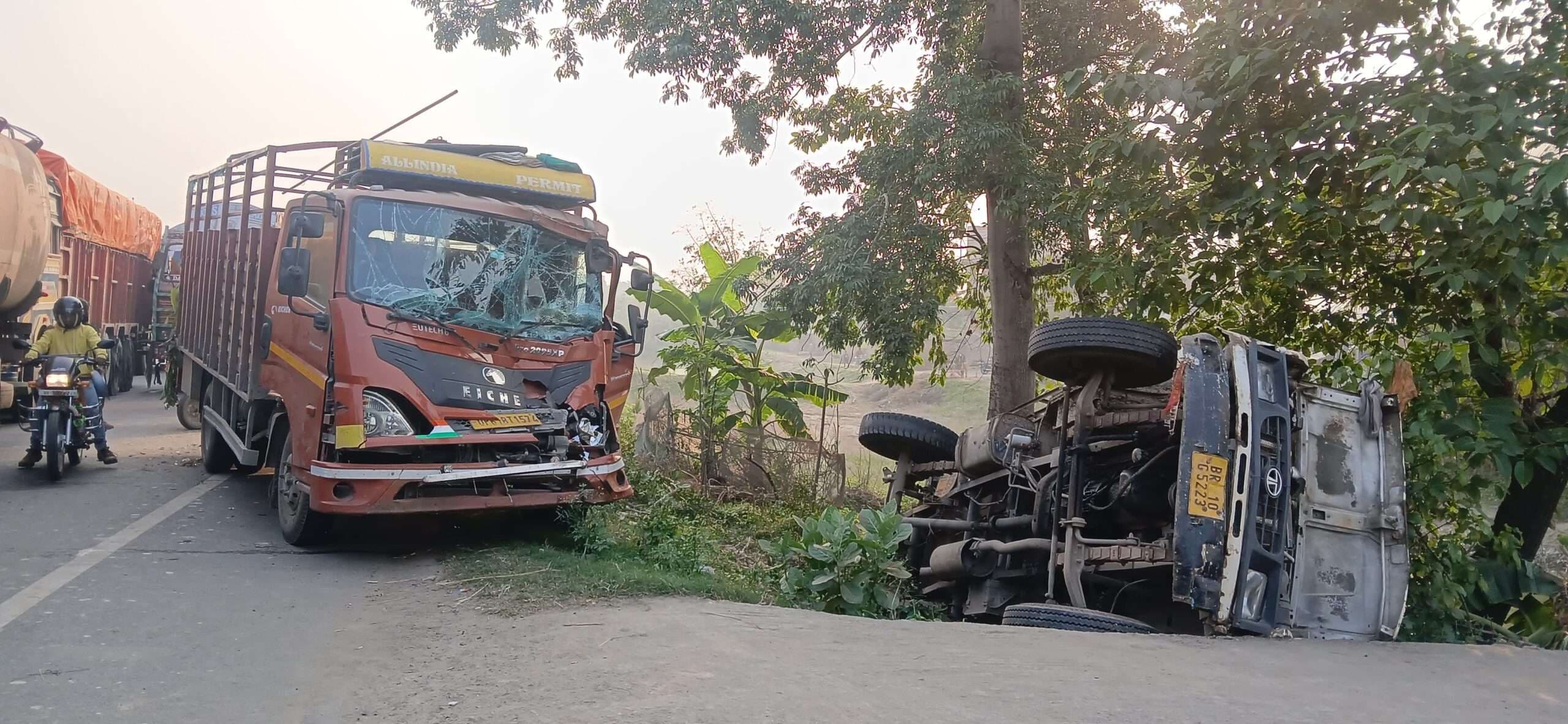 तीन ट्रक आपस में टकराये, एक पलटा, हताहत नहीं