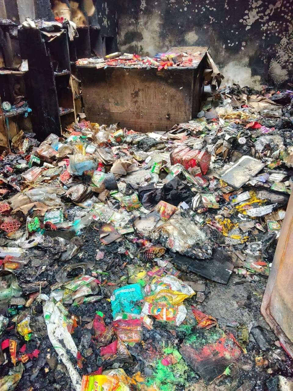 मनिहारी व शृंगार दुकान के गोदाम में लगी आग, 10 लाख के मूल्य का जला सामान