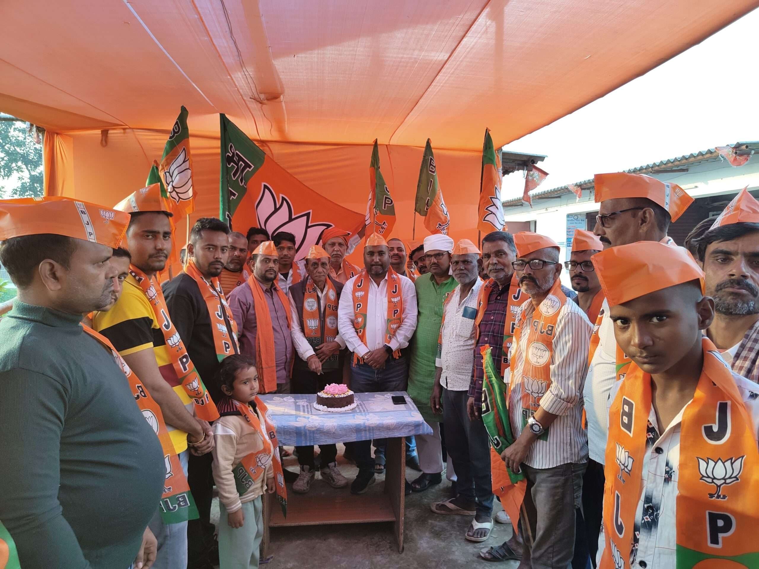 रत्नेश सादा की शानदार जीत के बाद कार्यकर्ताओं ने मनाया जश्न