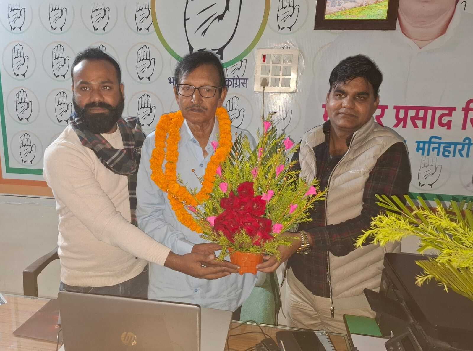 नगर मुख्य पार्षद ने मनिहारी विधायक को बुके देकर जीत पर दी बधाई