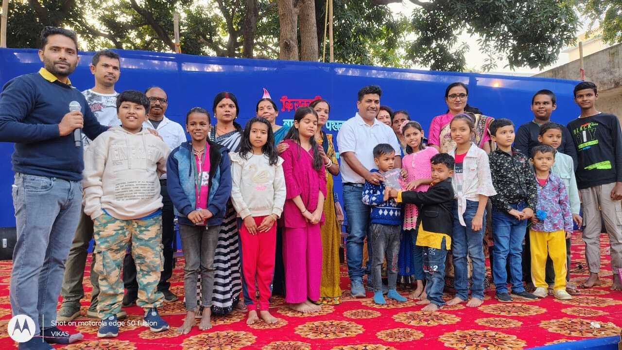 दादा-दादी, नाना-नानी ने बच्चों के समक्ष प्रस्तुत की पारंपरिक कहानी वाचन व गीत-संगीत