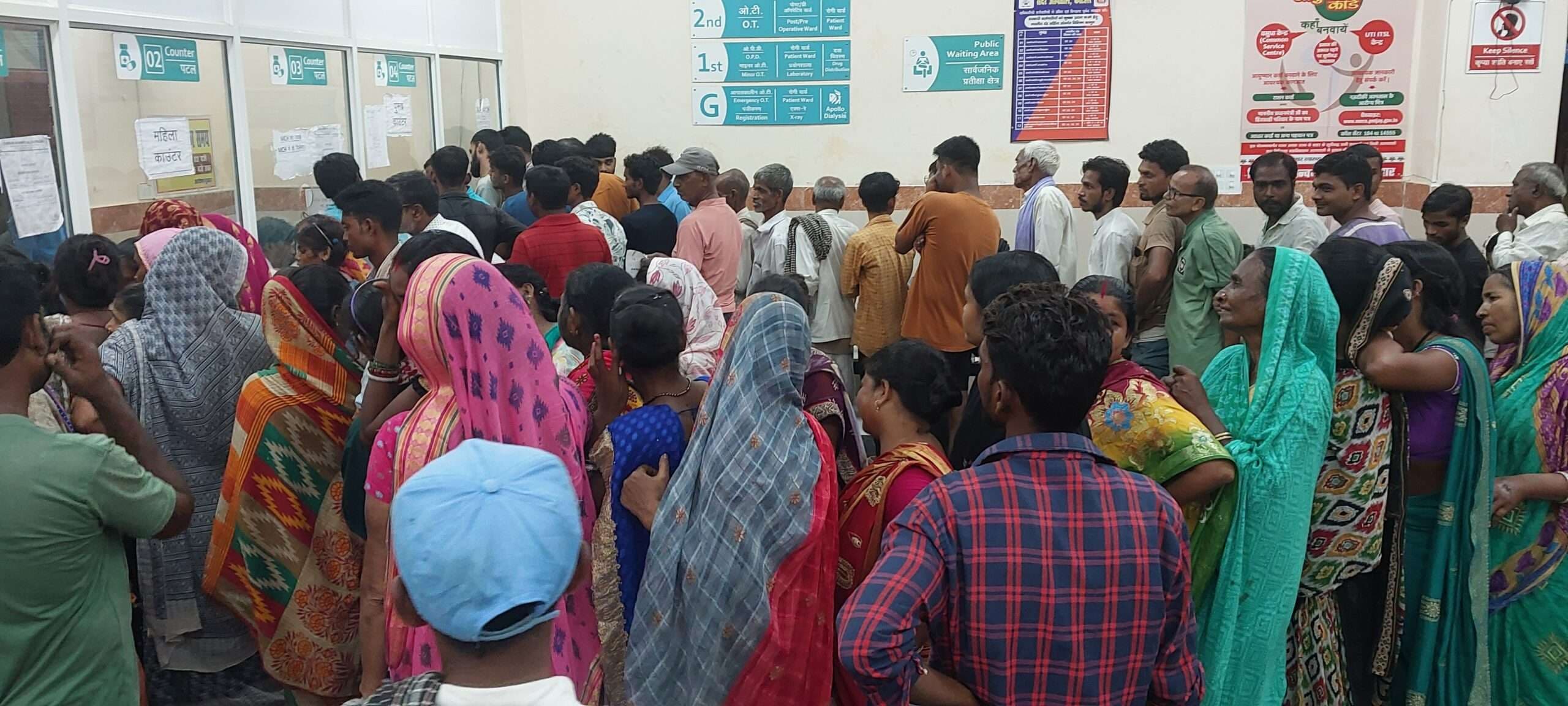 मौसम में बदलाव से सर्दी, खांसी व बुखार से पीड़ित मरीजों से पटा सदर अस्पताल