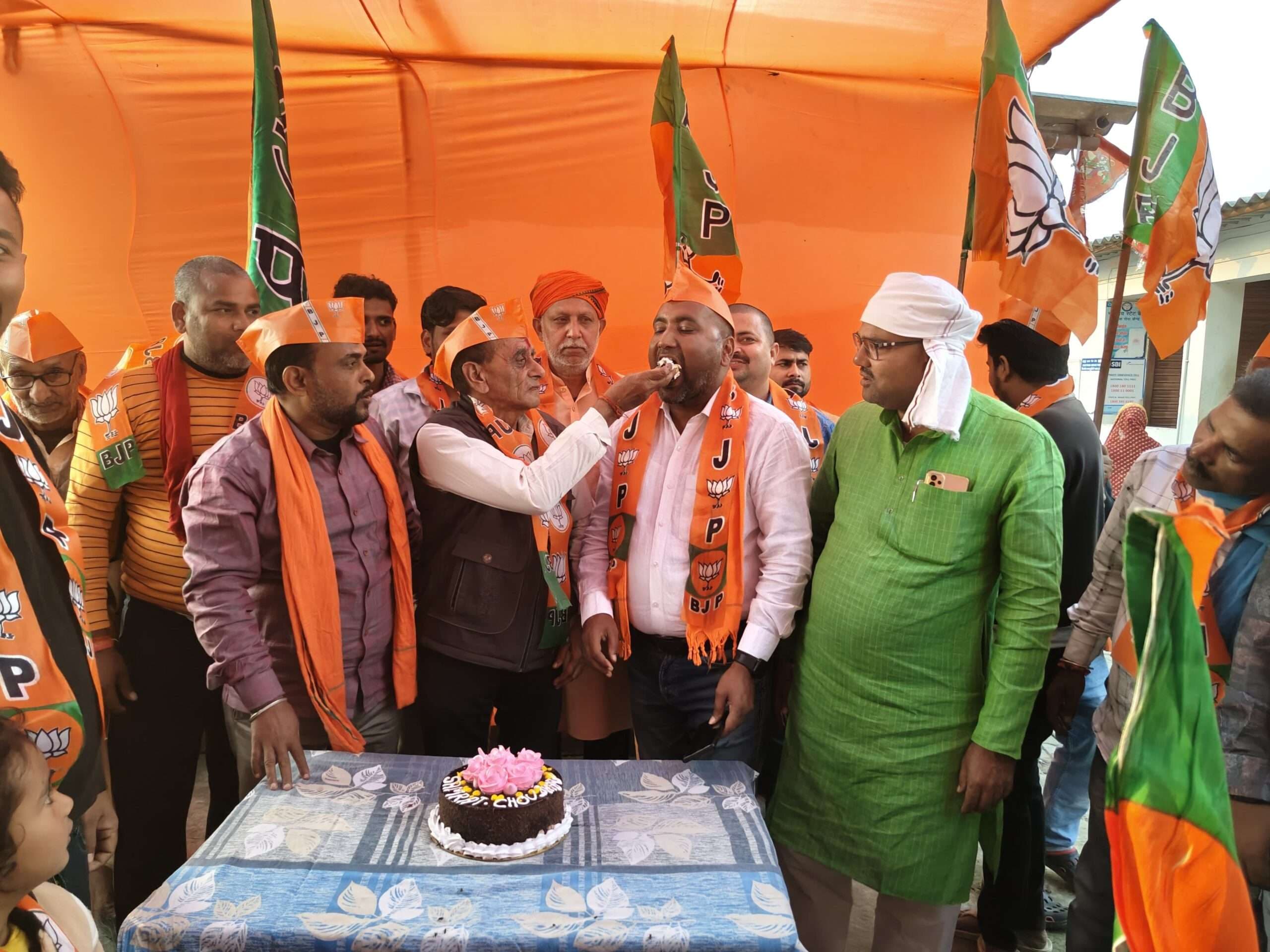 पूर्व उपमुख्यमंत्री सम्राट चौधरी का मनाया जन्मदिन, काटा केक