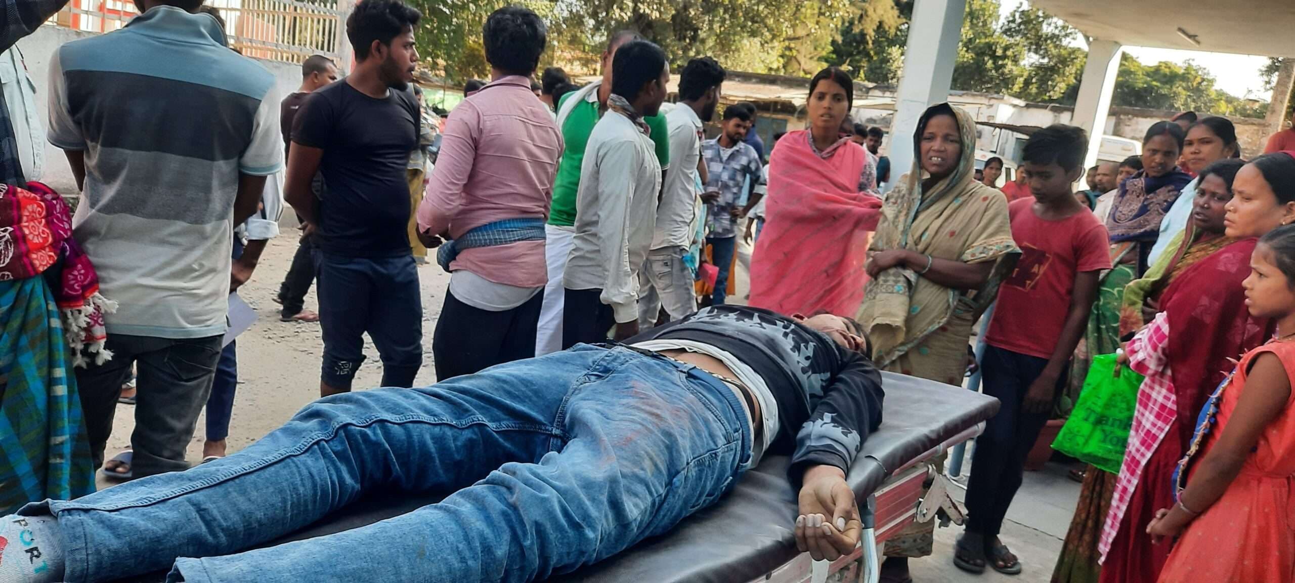 पूर्णिया-सोनैली सड़क पर तेज रफ्तार बाइक पेड़ से टकरायी, एक की मौत, दो गंभीर