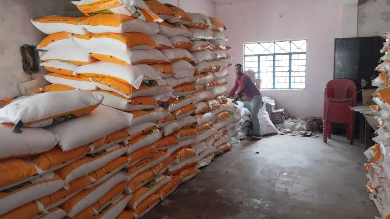 बुआई के लिए कृषि कार्यालय से ले रहे आवश्यक बीज