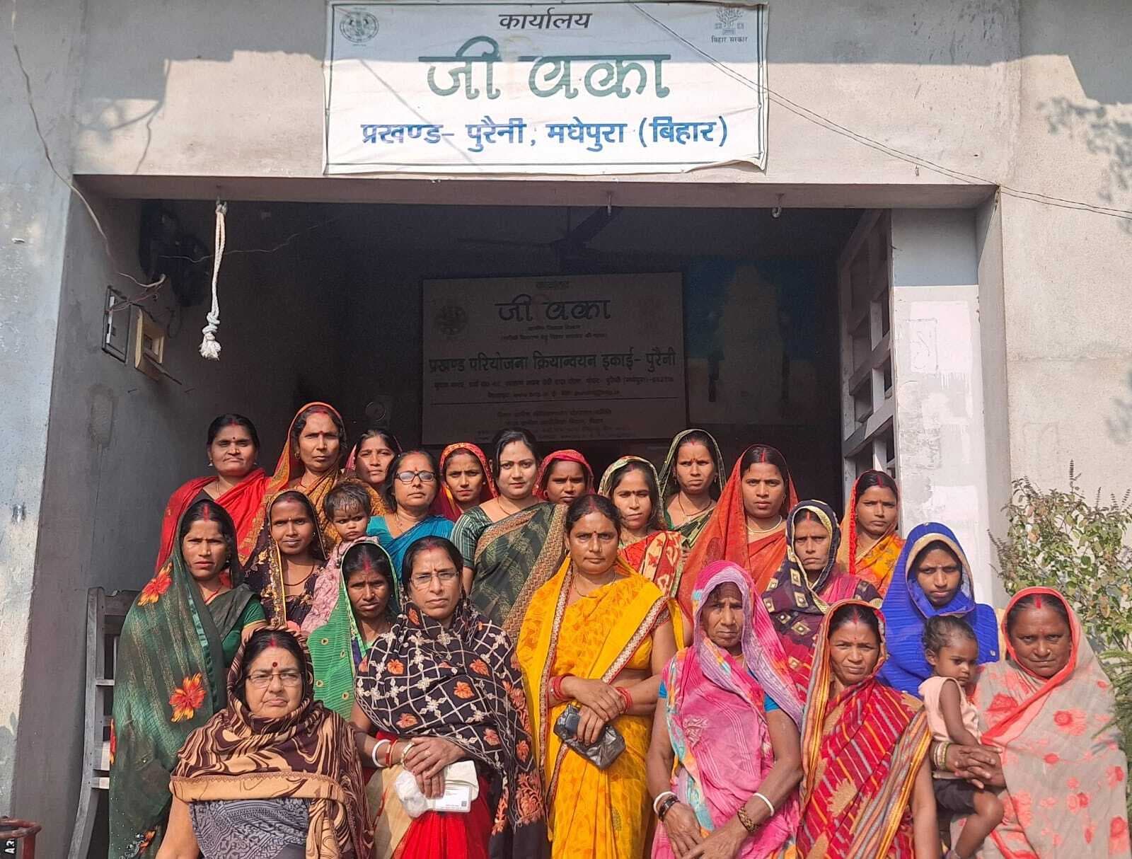 जीविका दीदीयों ने कार्यकाल का किया घेराव, बीडीओ को सौंपा ज्ञापन