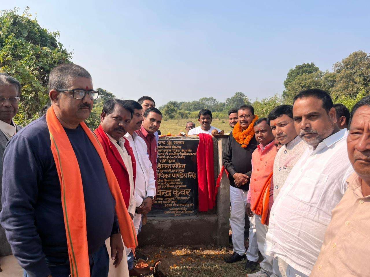 Deoghar news : 1.77 करोड़ की लागत से होगा सड़क का निर्माण, जरमुंडी विधायक ने रखी आधारशिला