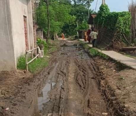 झिटकिया जाने वाली सड़क जर्जर, आवागमन में परेशानी