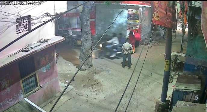 सूतापट्टी ने बाइकर्स गैंग के अपराधियों व्यवसायी की पत्नी से पांच लाख की सोने की चेन छीनी