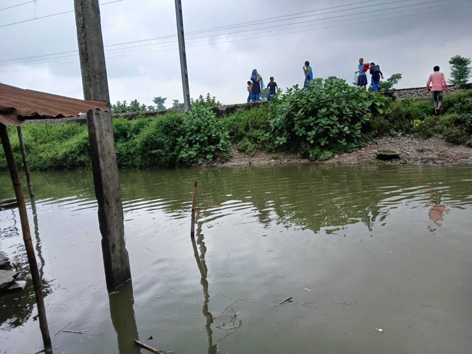 शहर के वार्ड नंबर दो के मुहल्ले के लोग कनेक्टिविटी को वर्षों से कर रहे इंतजार