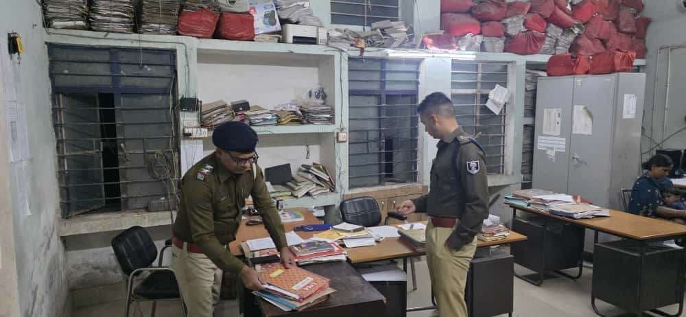 रात में औचक निरीक्षण के दौरान थावे थाने में एसपी ने दीं सख्त हिदायतें