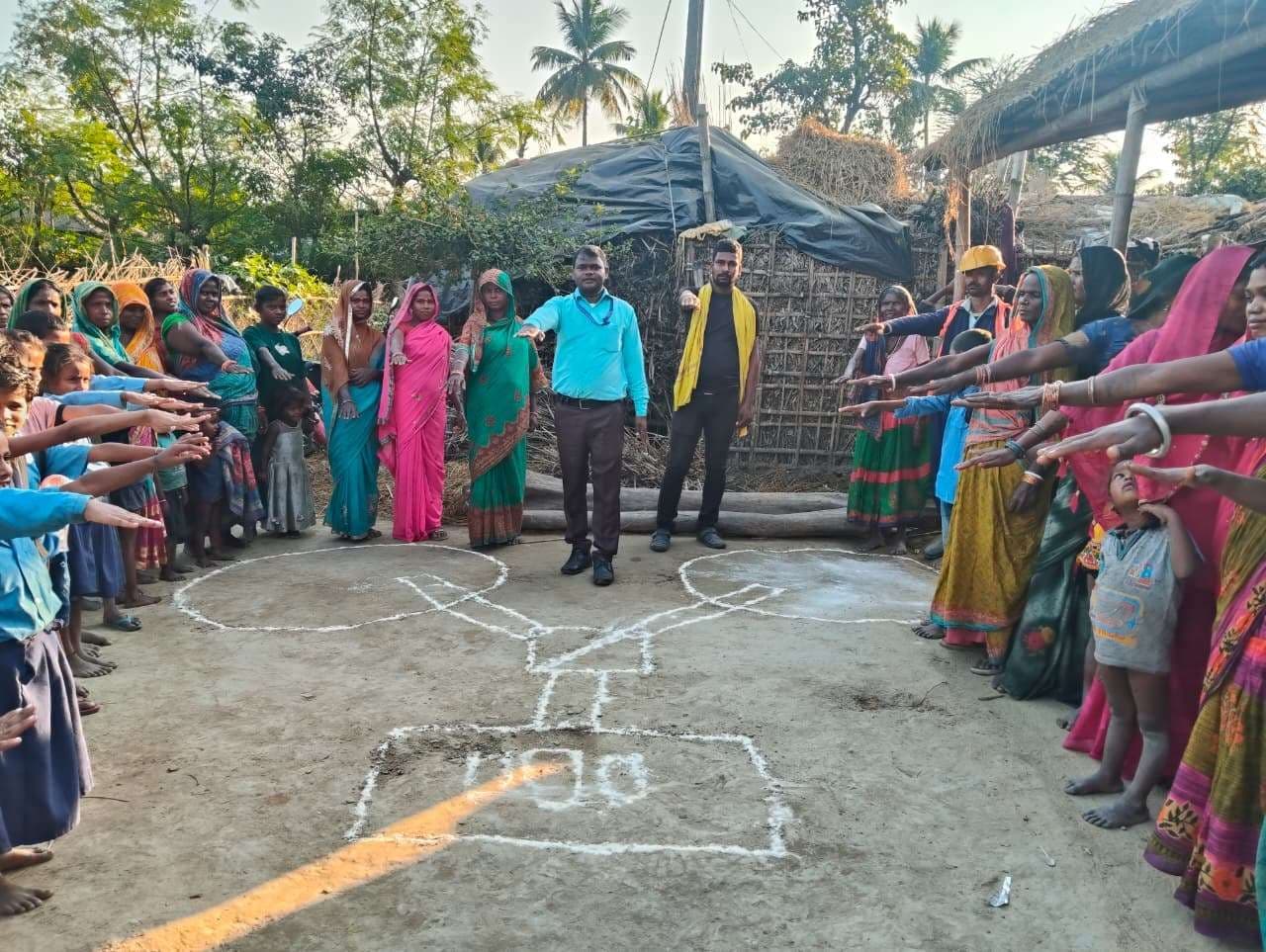 शौचालय निर्माण के लिए ग्रामीणों को किया प्रेरित