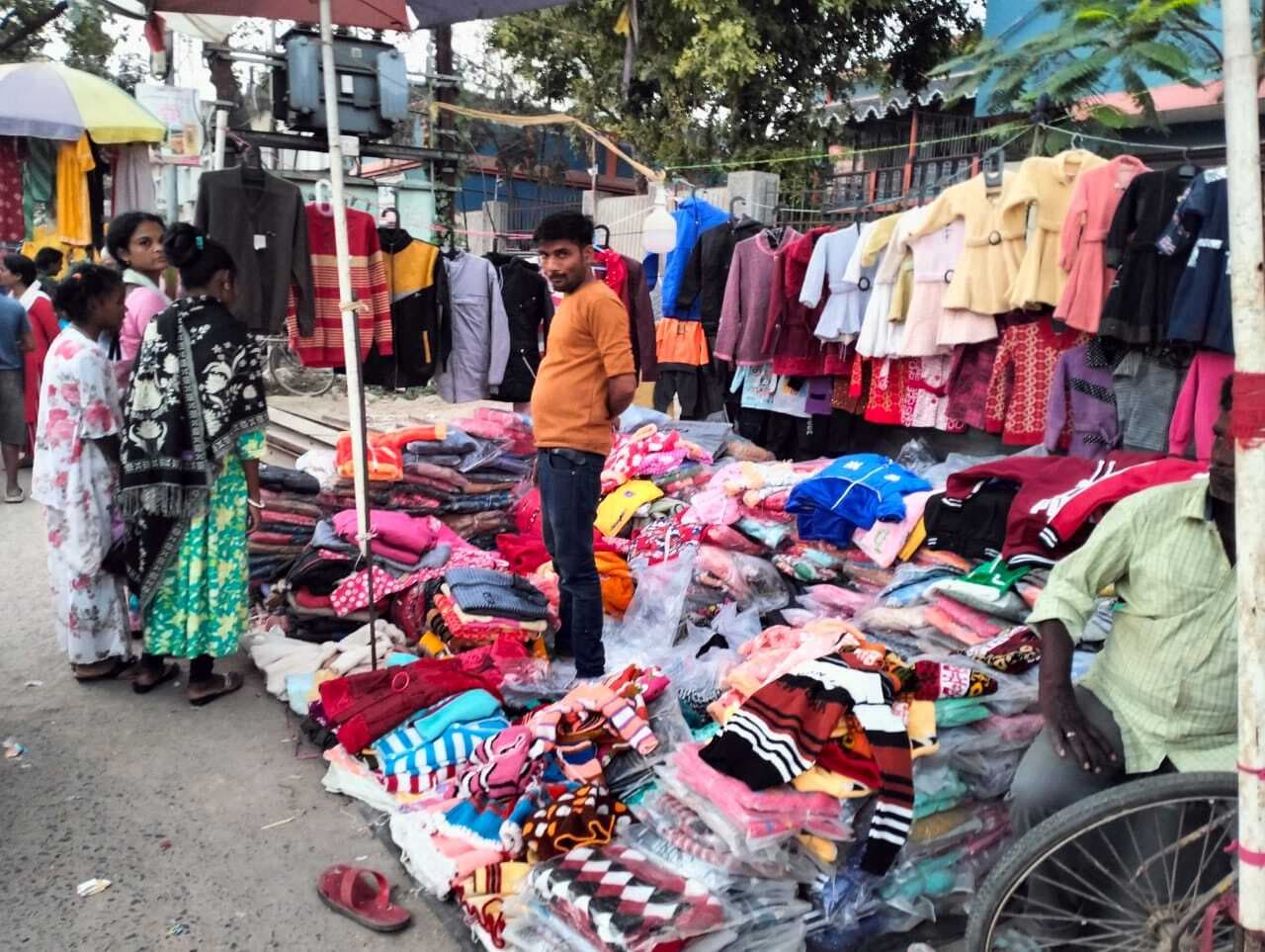 ठंड बढ़ने के साथ गुलजार होने लगा गर्म कपड़ों का बाजार