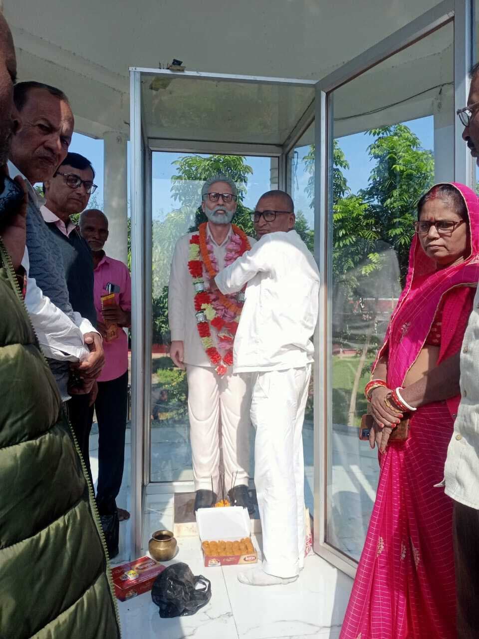 याद किये गये आदर्श महाविद्यालय घैलाढ़ के संस्थापक सचिव योगेंद्र बाबू