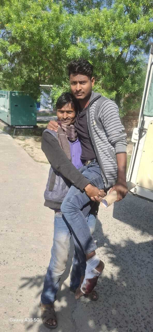 Bhagalpur news स्ट्रेचर नहीं मिलने से घायल को भाई ने गोद में उठा ले गया