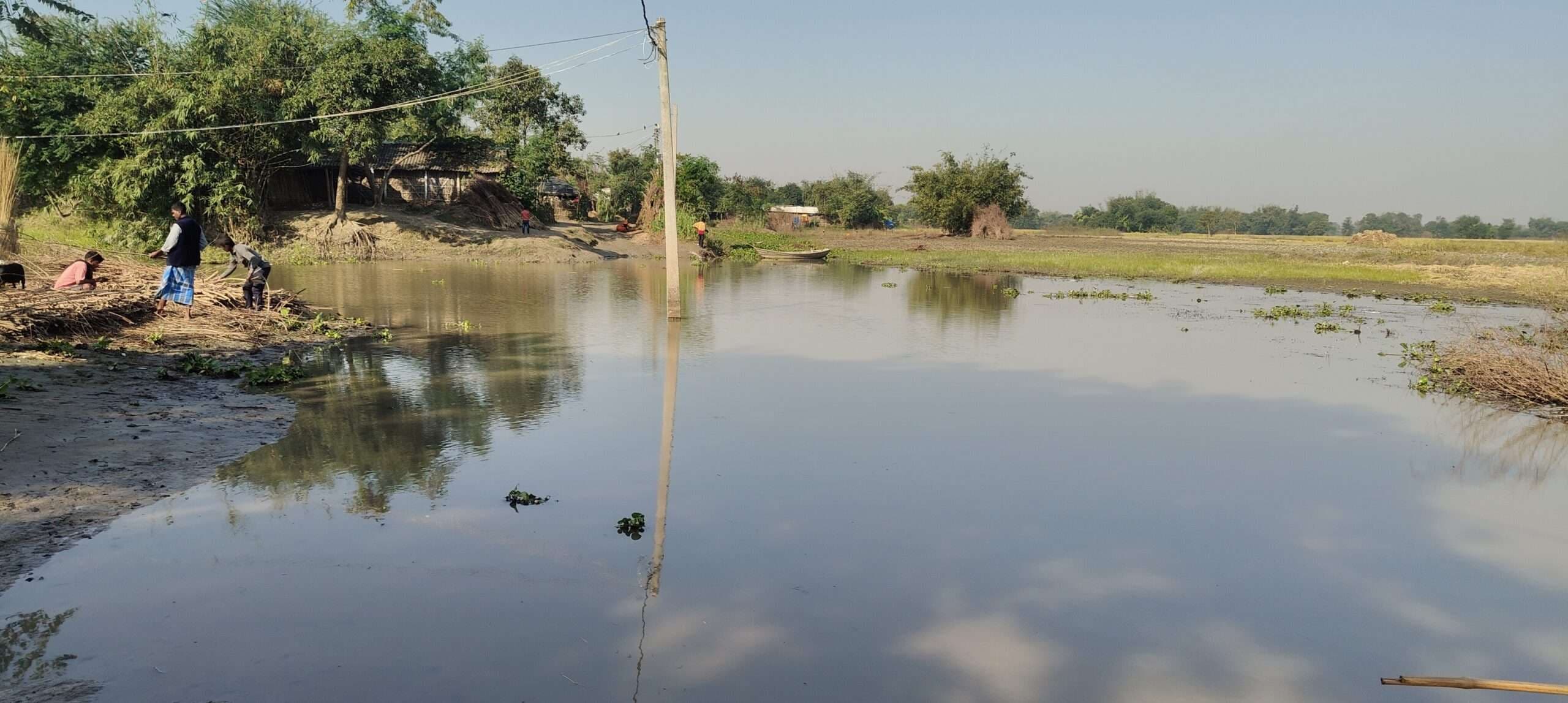 सड़क के गड्ढे में चलती है नाव, बरुआही से देवका तक के लोग परेशान
