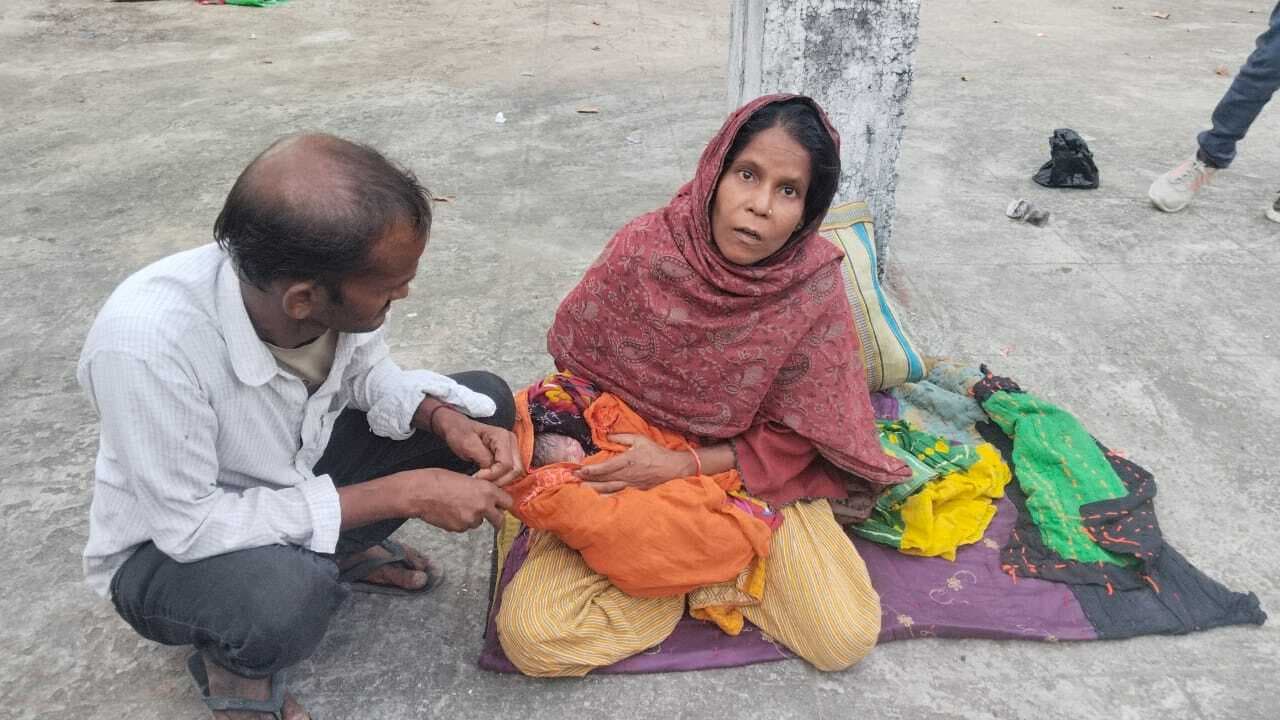 कोढ़ा अस्पताल में प्रसूता को नहीं मिली सुविधा, अस्पताल के बाहर हुआ प्रसव