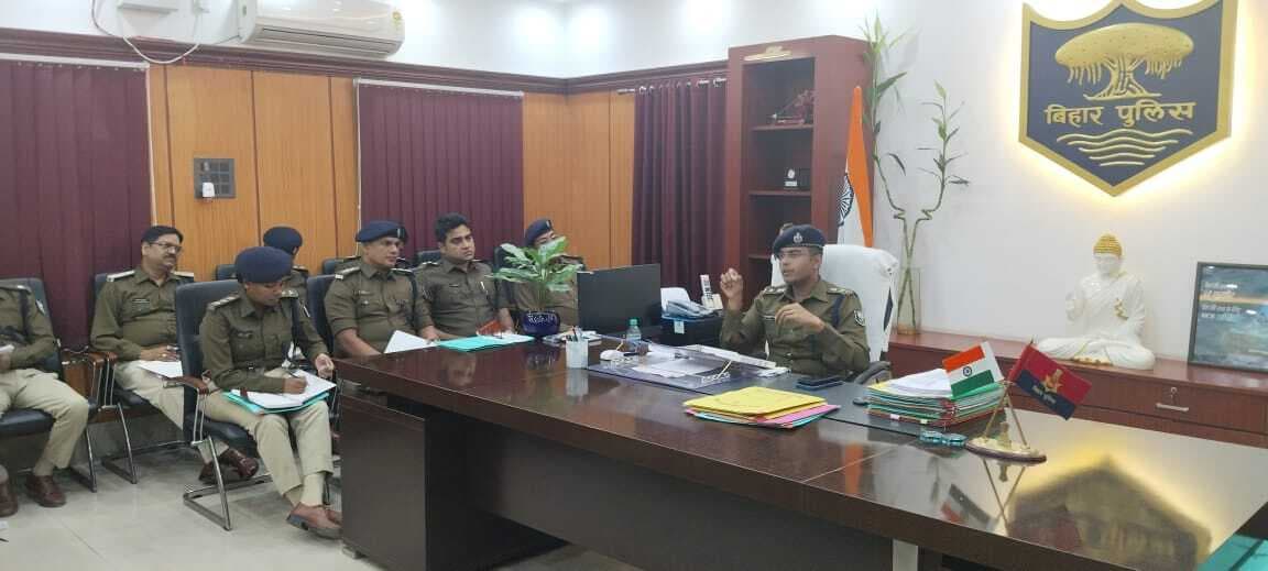 थाना क्षेत्र में नियमित गश्ती व सघन वाहन जांच करें, एसपी