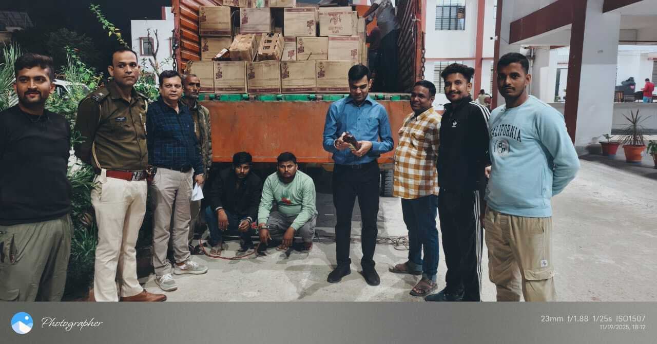 ट्रक में बने गुप्त तहखाना से 150 कार्टन विदेशी शराब बरामद, दो धंधेबाज गिरफ्तार