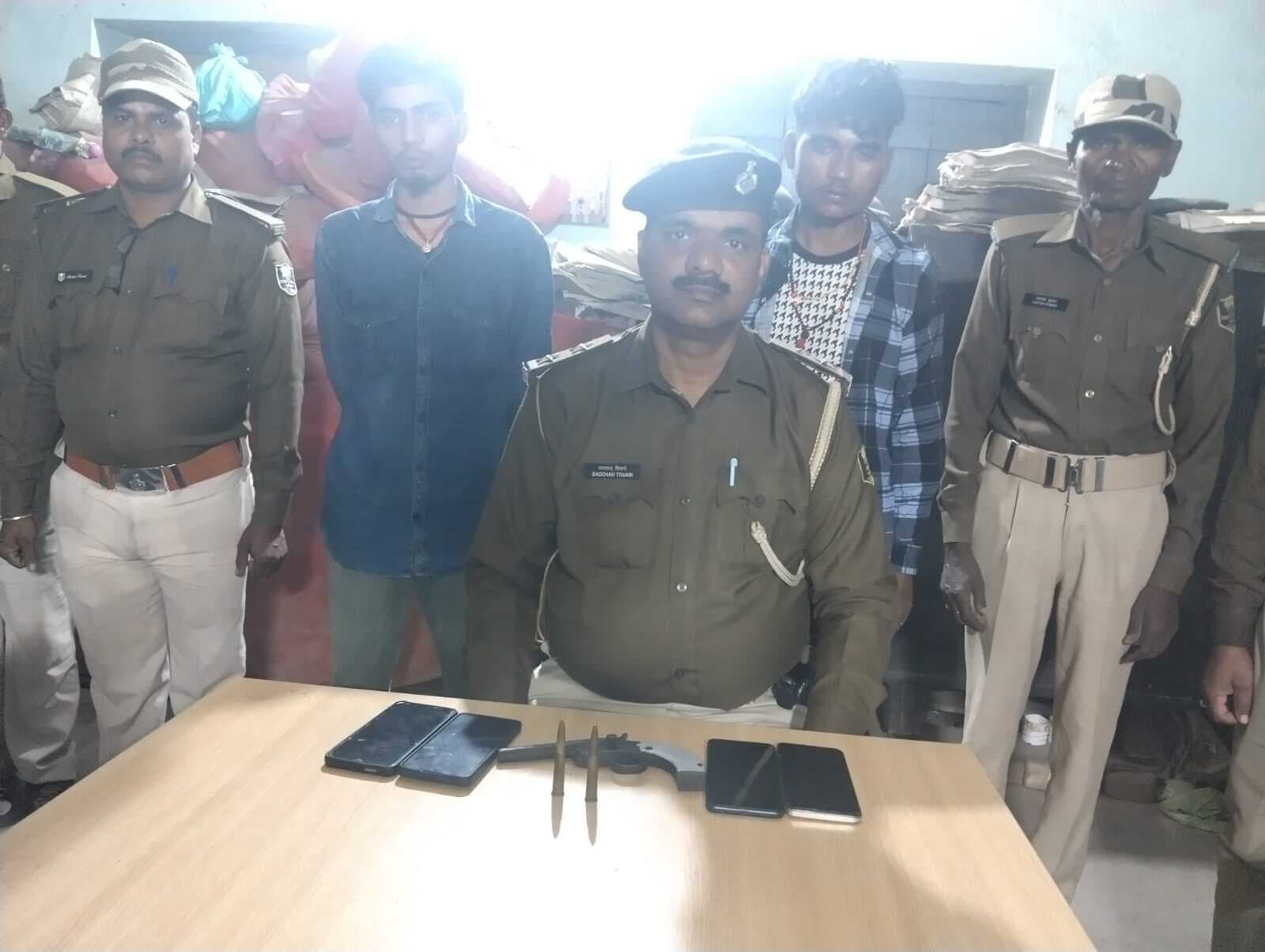 लूट, आर्म्स एक्ट समेत 50 हजार का इनामी अपराधी बमबम हथियार के साथ गिरफ्तार