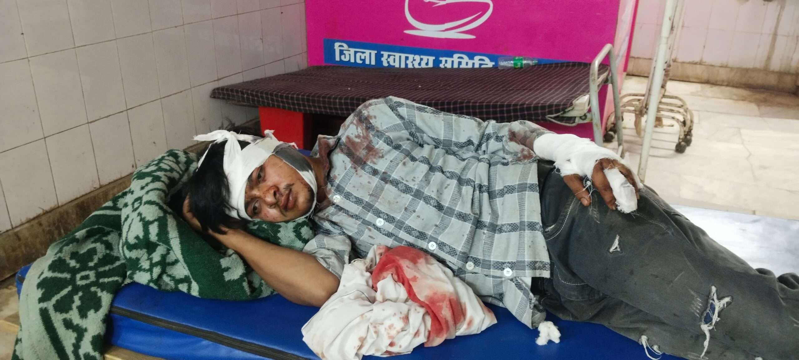 दो पक्षों में मारपीट, तीन लोग घायल