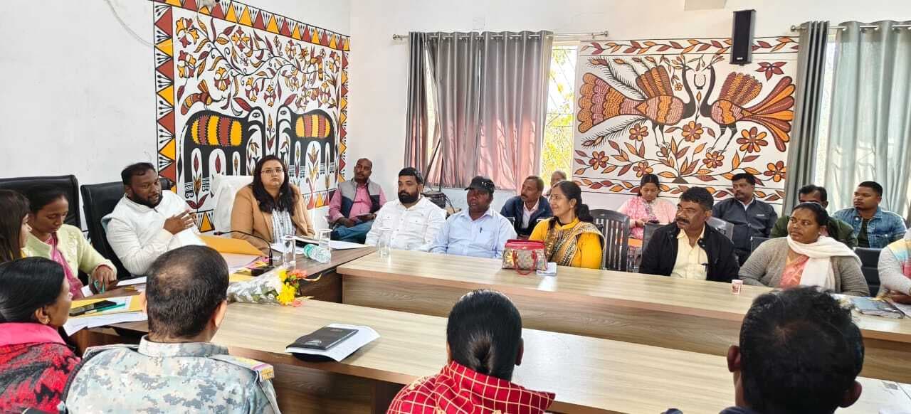 कर्रा में विधायक ने की योजनाओं की समीक्षा