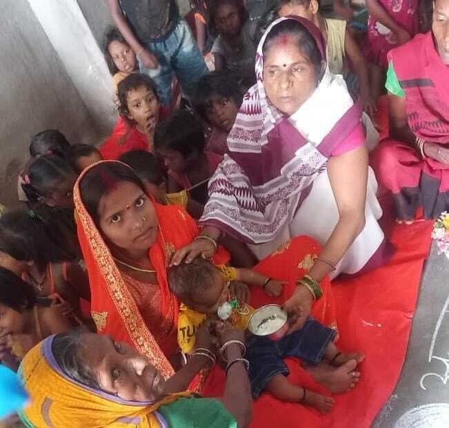 आंगनबाड़ी केंद्रों पर बच्चों का कराया अन्नप्राशन