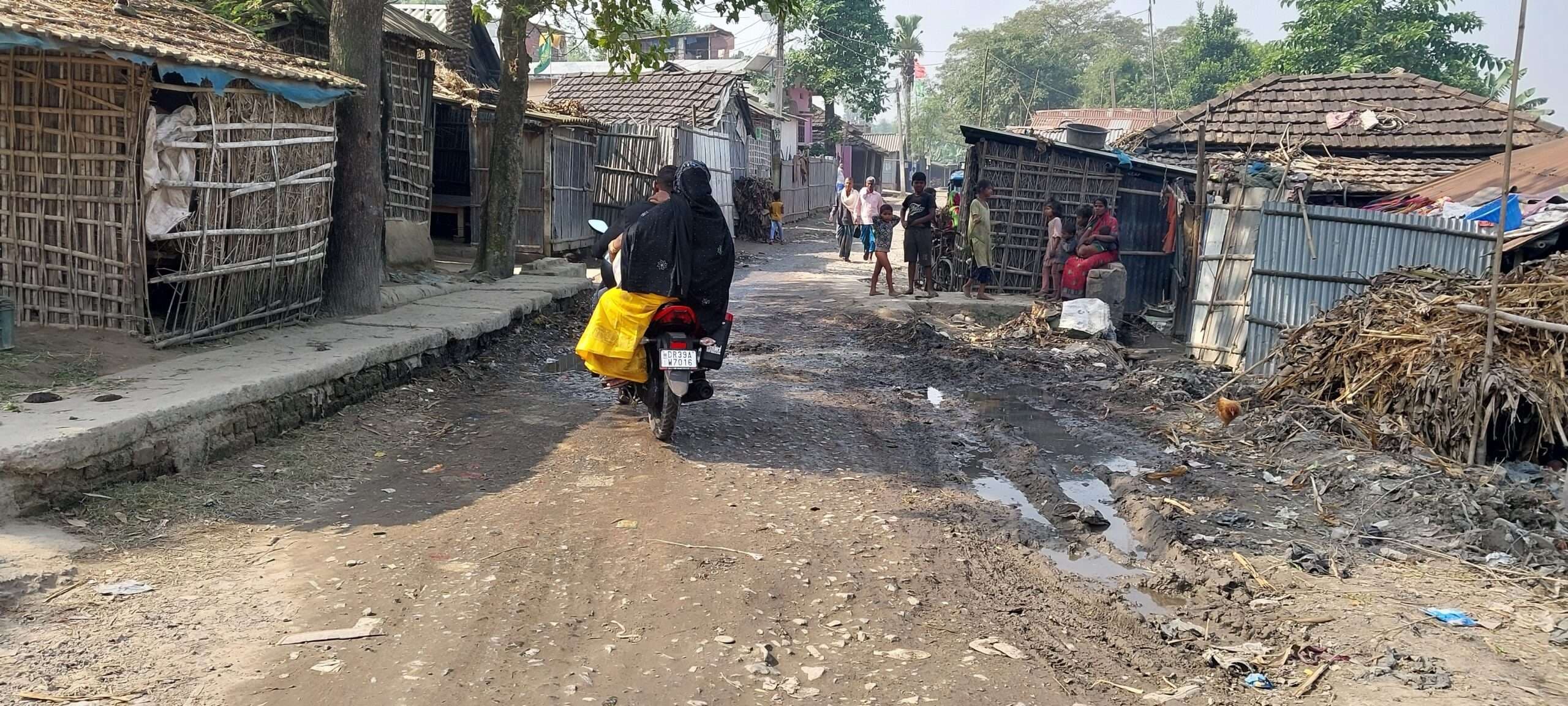 मनसाही चौक से बाजार को जाने वाली सड़क जर्जर, आक्रोश