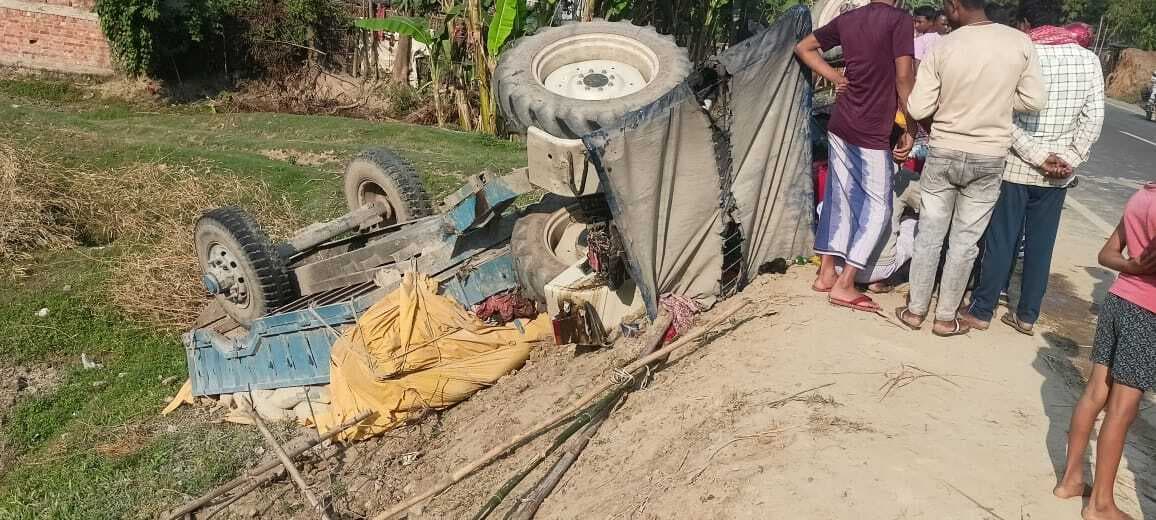 बकरी को बचाने में सिमेंट लदा ट्रैक्टर पलटी, बाल-बाल बचा चालक