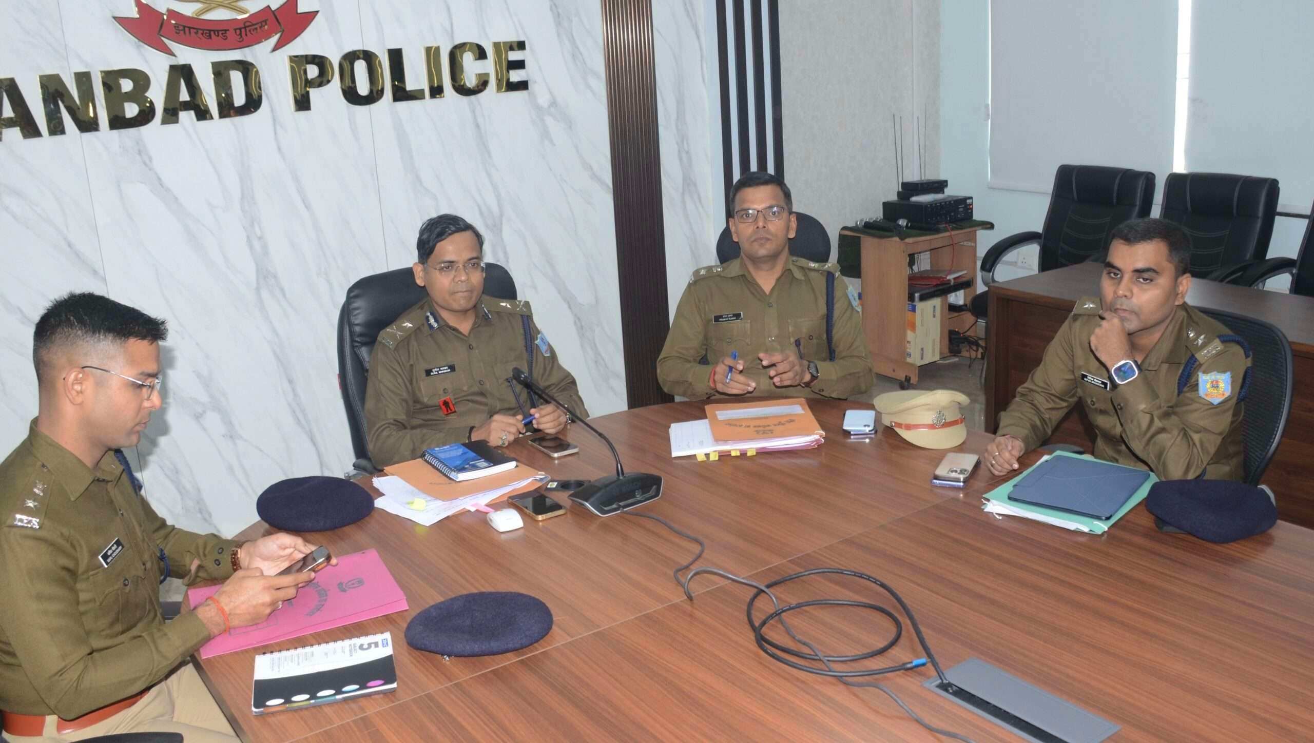 Dhanbad News: आपराधिक प्रवृत्ति वाले लोगों पर लगायें सीसीए :आइजी