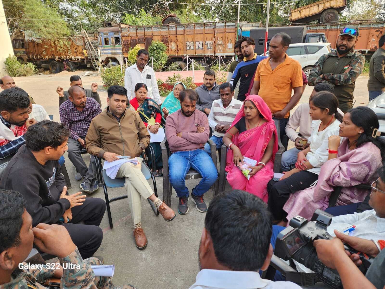 Bokaro News : सूरज हत्याकांड के उद्भेदन को लेकर नावाडीह थाना पर धरना-प्रदर्शन