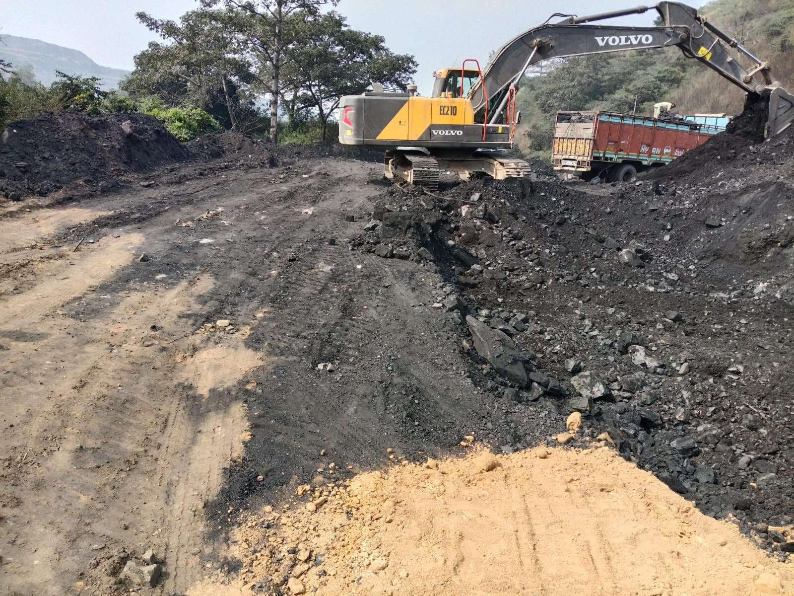 Bokaro News : बन रही सड़क पर पड़े स्टॉक कोयले का मशीन से उठाव शुरू