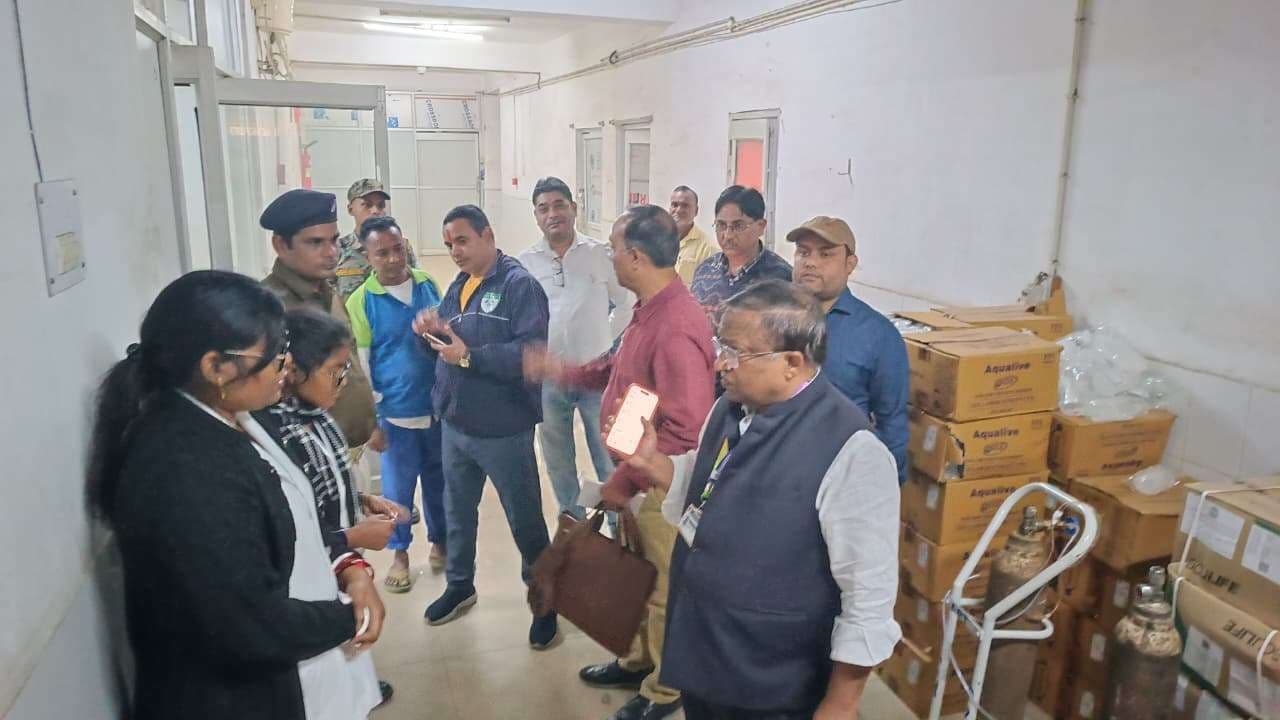 Dhanbad News: इडी के निरीक्षण से पहले अधीक्षक ने लिया अस्पताल का जायजा, वार्डों में गंदगी देख एजेंसी को लगायी फटकार