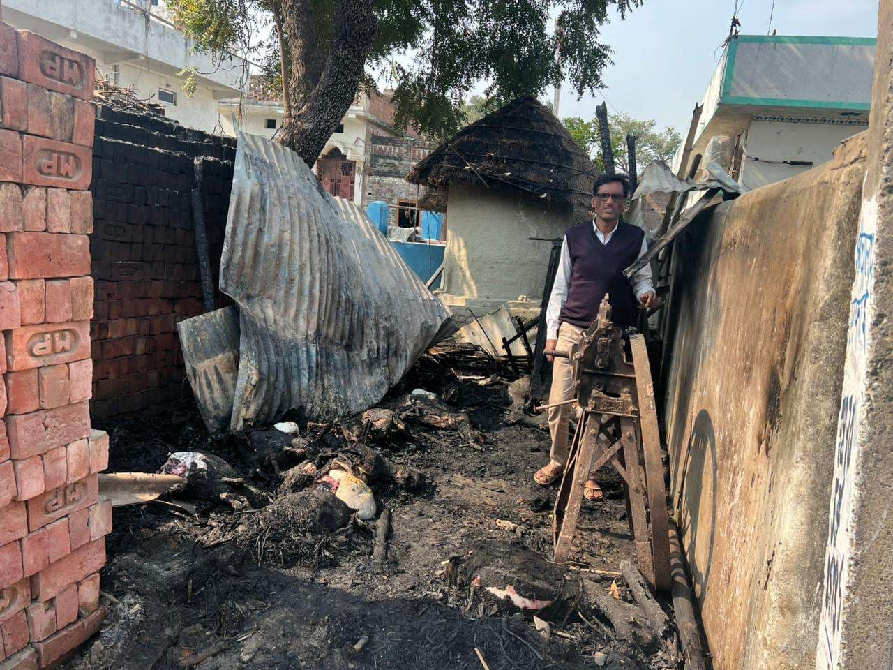 फुलवरिया के सवनही पट्टी नाथा छापर में लगी भीषण आग, पांच लाख से अधिक का नुकसान