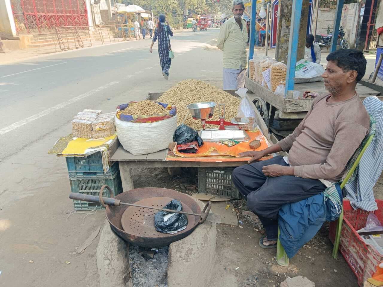 बाजार के हर चौक-चौराहे पर सज गया है गरीबों का बादाम
